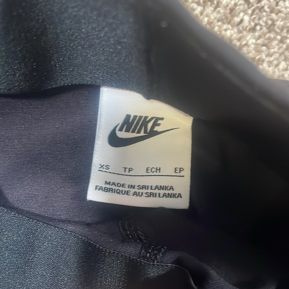 Nike women’s high rise at knee shorts - Picture 3 of 3